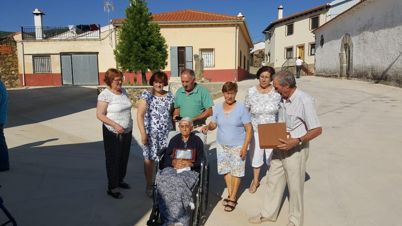 Entrega de la placa a la señora María